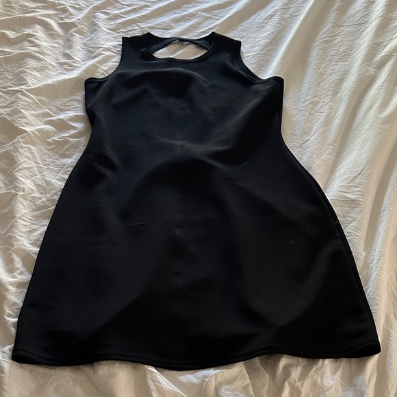Elegant Black Sleeveless Dress - Picture 1 of 3